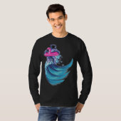 Astronaut Surfing Ocean Waves With Pink Flamingo F Tシャツ (正面フル)