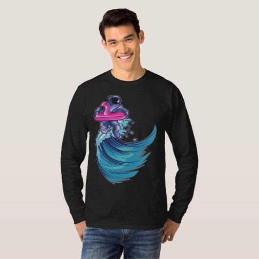Astronaut Surfing Ocean Waves With Pink Flamingo F Tシャツ (正面フル)