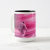 Astronaut Walking on Pink Rings ツートーンマグカップ (正面左)