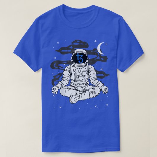Astronaut Yoga Tezos XTZ Coin To The Moon Crypto T Tシャツ (デザイン正面)