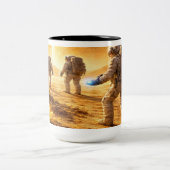 Astronauts explore yellow planet ツートーンマグカップ (中央)