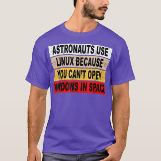 Astronauts Use Linu  Tシャツ