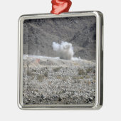 AT-4小型ロケットランチャーからのラウンド メタルオーナメント (左)