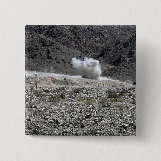 AT-4小型ロケットランチャーからのラウンド 缶バッジ (正面)