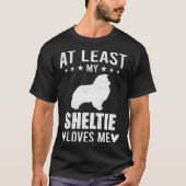 At Least My Sheltie Loves Me Dog Tシャツ (正面)