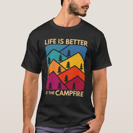 At The Campfire Camper Outdoorlife Camping Tシャツ (正面)