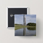 Atlas V/Centaurは打ち上げ会社に到着 缶バッジ (正面&裏面)