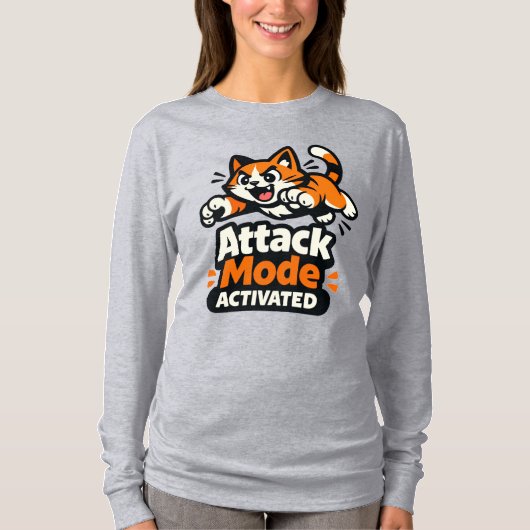 Attack Mode Activated – Energetic Pouncing Cat Tシャツ (正面)