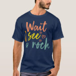 Attendez je vois un rocher おもしろい Geology Science M Tシャツ<br><div class="desc">Attendez je vois un rocher おもしろい Geology Science Mineral classique 2.Check out our geologyテーマt shirt selection for the very in or最高の ofユニーク orカスタムoftheyourism,  handmade pieces from our clothing shops.</div>