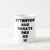 ATTENTION AUX DÉGÂTS DES OS - Jeux de mots コーヒーマグカップ (中央)