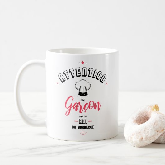 Attention ce garcon est le roi du barbecue コーヒーマグカップ (ドーナツ)