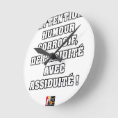 ATTENTION, HUMOUR CORROSIF, DE L'ACIDITÉ... ラウンド壁時計 (傾斜)