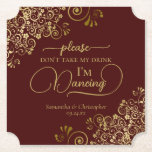 Auburn Brown & 金ゴールドが飲み物を飲まない結婚 ペーパーコースター<br><div class="desc">こ結婚のコースターエレガントはスタイリッシュおもしろいだ！それはスクリプトのレタリングと繊細な黄金の巻きモダンとコーナーの渦巻きを持つ美しいオーバーン茶色と金ゴールドデザインを特徴とする。文字読「飲み物を飲まないで欲しい、私は踊りだ」とカップルの名前と下のデートの宇宙を付け結婚て。お客素晴らし様への思い出や、待ち合わせスタッフに飲み物を知らせるための実用的な澄ん方法も用意！</div>