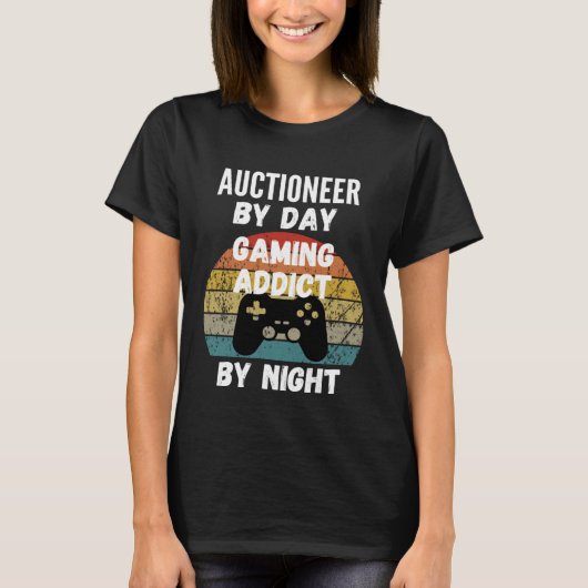 Auctioneer By Day Gaming Addict By Night Tシャツ (正面)