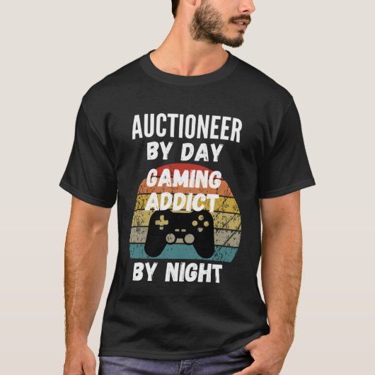 Auctioneer By Day Gaming Addict By Night Tシャツ (正面)