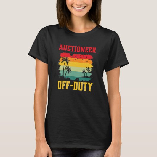 Auctioneer On Holiday Off Duty  Summer Break Outfi Tシャツ (正面)