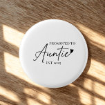 Auntie ESTに昇格 | かわいい新しいおばさんギフト 缶バッジ<br><div class="desc">この祝愛らしい"Promoted to Auntie EST 2025"ボタンで彼女の大きなニュース – 初めて知り合いのための小さいが有意義な記念品！ミニマルなフォントとモダンハートアクセントで設計されたこのピンは、ベビーリビール、ジェンダーのリビールパーティー、赤ちゃんシャワー、または毎日の叔母の衣服のためのおもしろいアクセサリー誇りを持ったである。・ラウンド高品質ピンバックボタン・シャツ、バッグ、ジャケットの衣服に軽量で簡単・おばさんへの贈り物や好意・パーティーのデコレーションや妊娠の明らかに写真の操作</div>