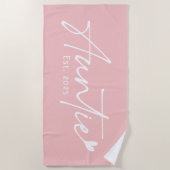 Auntie Est年のスクリプトとハートライトピンク ビーチタオル (正面)