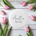 Auntie EST 2025に昇格 | かわいい新しい叔母さん 缶バッジ<br><div class="desc">この祝「Promoved to Auntie EST 2025」ラウンドボタンでは、叔母フードへのエキサイティングな旅！妊娠のお知らせ、赤ちゃんシャワー、またはジェンダーのリビールパーティーに最適な、この甘いミニマリストピンは服装やオムツのバッグに個人とtouchを追加しまスタイリッシュす。初めての叔母への贈り物でも、おもしろいが大きなニュースを共有する方法でも、このボタンはプライドとの衣服に大好きな可愛い記念品だ。</div>