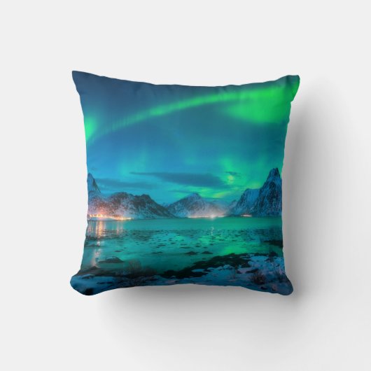Aurora borealis over the sea coast, snowy mountain クッション (正面)