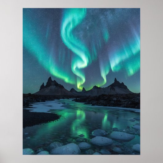 Aurora Over Icelandic Wilderness ポスター (正面)