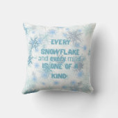 AUsome Winter Giraffe – Cute Autism Awareness Snow クッション (裏面)