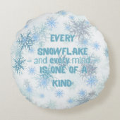 AUsome Winter Giraffe – Cute Autism Awareness Snow ラウンドクッション (裏面)