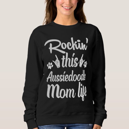 Aussiedoodle Mom Rockin' This Dog Mom life Owner M スウェットシャツ (正面)