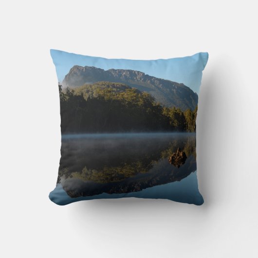 Australia Tasmania Lake Reflections写真 クッション (正面)