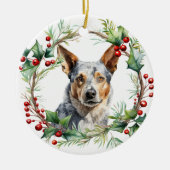 Australian Cattle Dog in Holly Twig Wreath セラミックオーナメント (正面)