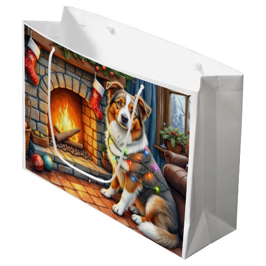 Australian Shepherd Fireplace with Christmas Light ラージペーパーバッグ (正面アングル)
