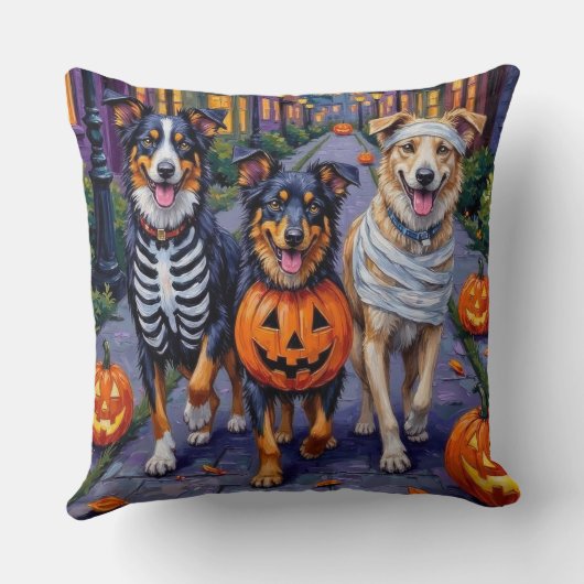 Australian Shepherd Trick-or-Treating in Halloween クッション (裏面)