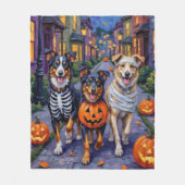 Australian Shepherd Trick-or-Treating in Halloween フリースブランケット (正面)