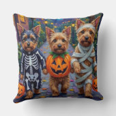 Australian Terrier Trick-or-Treating in Halloween クッション (裏面)