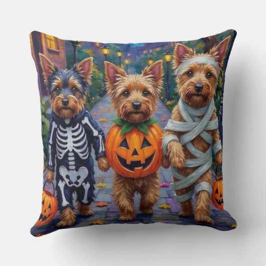 Australian Terrier Trick-or-Treating in Halloween クッション (裏面)