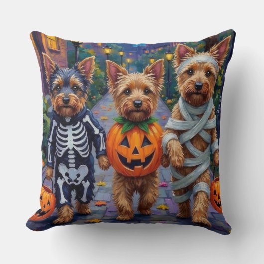 Australian Terrier Trick-or-Treating in Halloween クッション (正面)