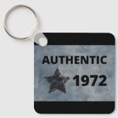Authentic 1972ヴィンテージスターレトロ誕生日デザイン キーホルダー (正面)