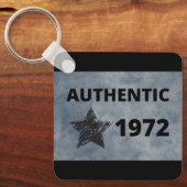 Authentic 1972ヴィンテージスターレトロ誕生日デザイン キーホルダー (正面)