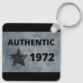 Authentic 1972ヴィンテージスターレトロ誕生日デザイン キーホルダー (裏面)