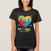 Autism Awareness Be Kind Puzzle Heart Kindness Tシャツ (正面)