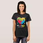 Autism Awareness Be Kind Puzzle Heart Kindness Tシャツ (正面フル)