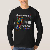 Autism Awareness Embrace Different Unmasking Autis Tシャツ (正面)