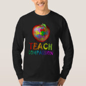 Autism Teacher teach compassion apple puzzle autis Tシャツ (正面)