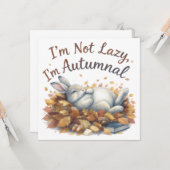 Autumn Bunny in Leaves with Funny Lazy Quote カード (正面/裏面インサイチュ)