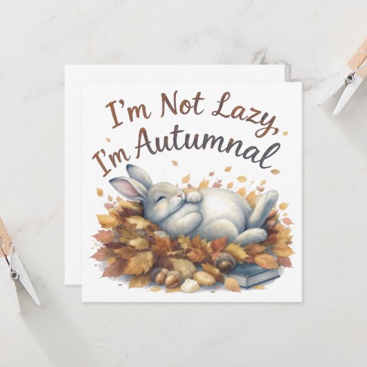 Autumn Bunny in Leaves with Funny Lazy Quote カード (正面/裏面インサイチュ)