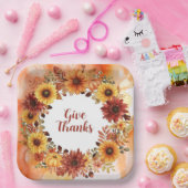 Autumn themed thanksgiving with flowers pumpkins ペーパープレート (パーティー)