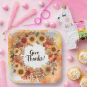 Autumn themed thanksgiving with flowers  pumpkins ペーパープレート (パーティー)