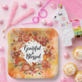 Autumn themed thanksgiving with flowers pumpkins ペーパープレート (パーティー)