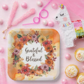 Autumn themed thanksgiving with flowers  pumpkins ペーパープレート (パーティー)