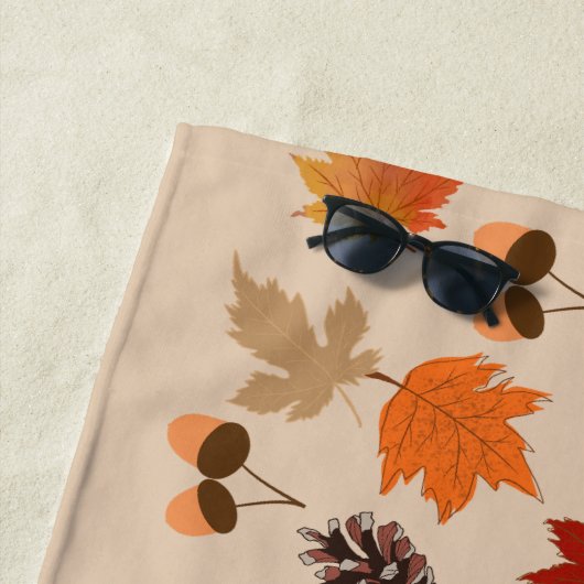 Autumnal Tranquility: Lotus and Leaf Pattern ビーチタオル (インサイチュ)